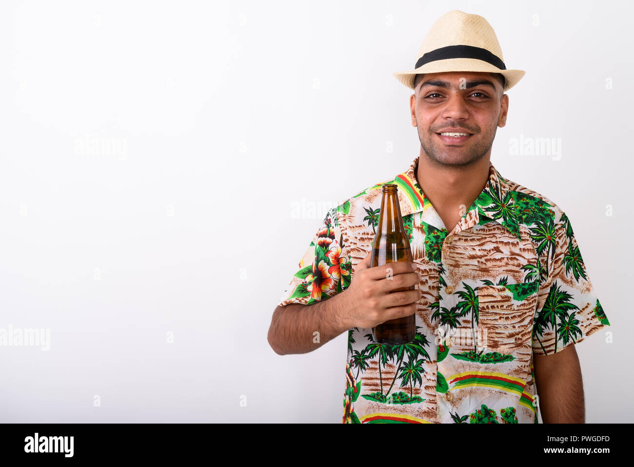 Junge indische Touristen Mann mit Hawaiian shirt gegen Weiße ba Stockfoto