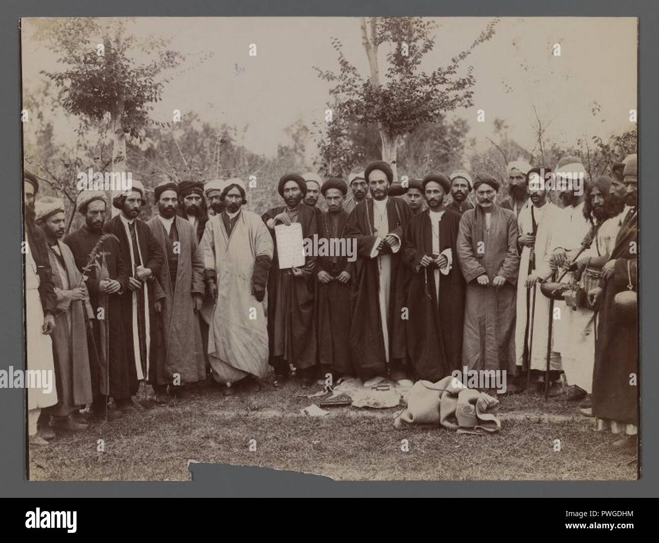 Eine Gruppe der Ordensleute im religiösen Gewand Holding, ein Stück der Kalligraphie Stockfoto