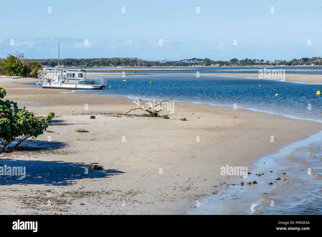 Ein Boot am Goldenen Strand von Pelican Waters, Sunshine Coast, Queensland, Australien Stockfoto