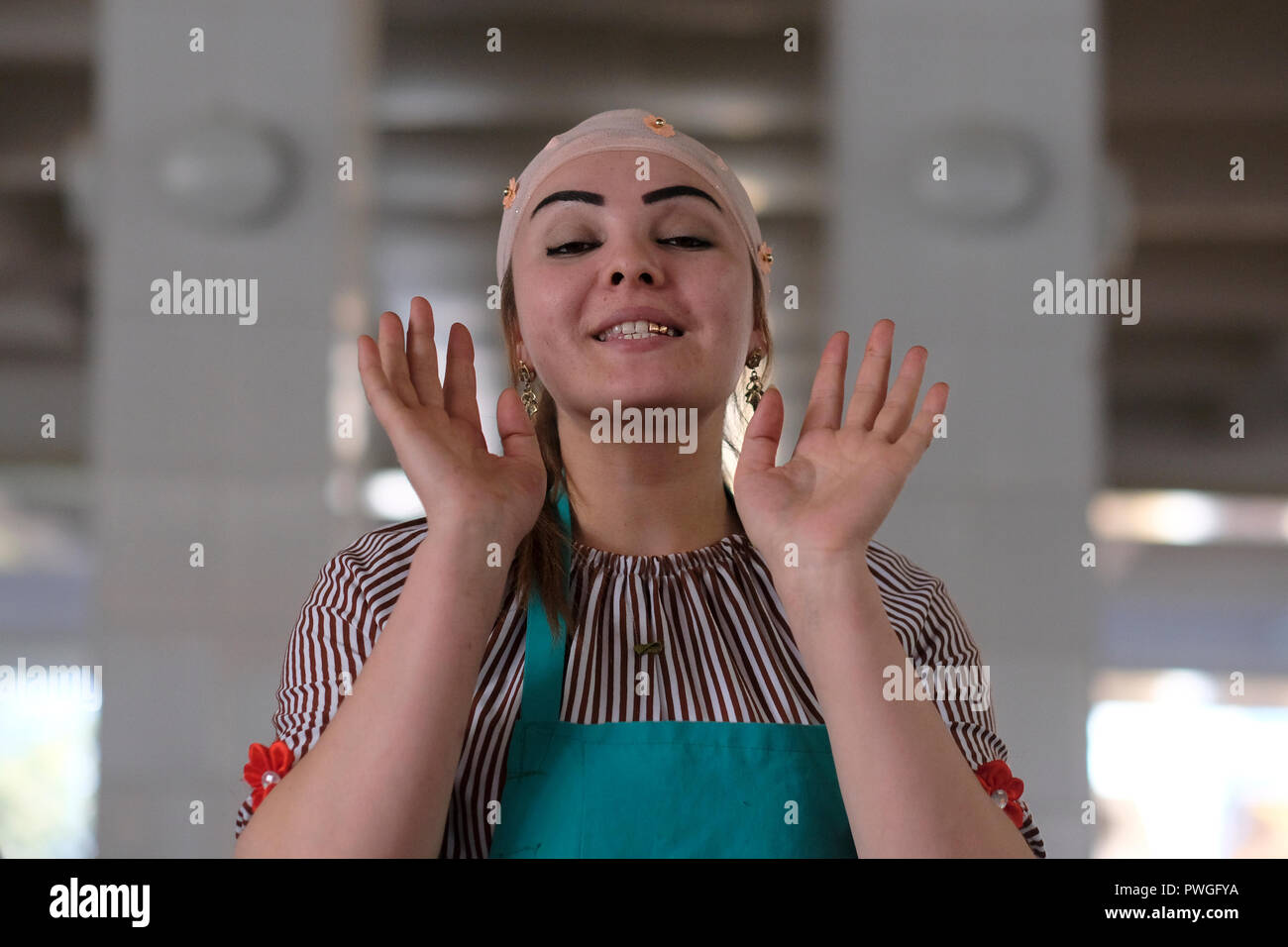 Portrait uzbek woman gold teeth Fotos und Bildmaterial in hoher Auflösung Alamy