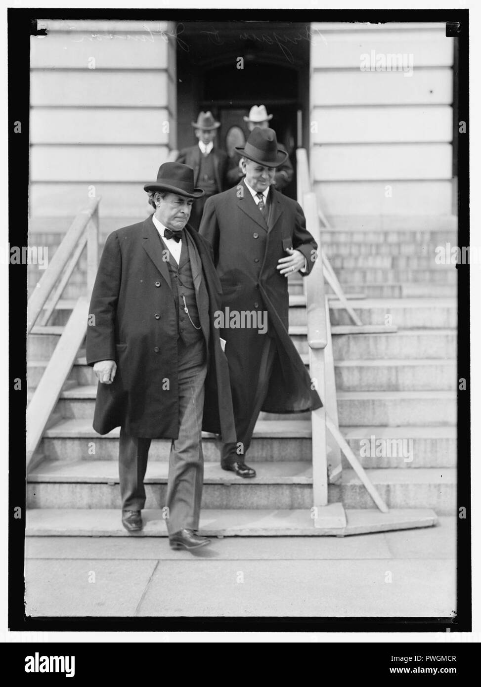 BRYAN, William Jennings. REP. Von Nebraska, 1891-1895; Staatssekretär, 1913-1915. Mit KONUS JOHNSON, Anwalt, STATE DEPARTMENT Stockfoto