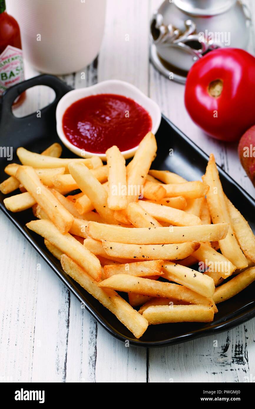 Knusprig gebratene Süßkartoffel-Chips Stockfoto