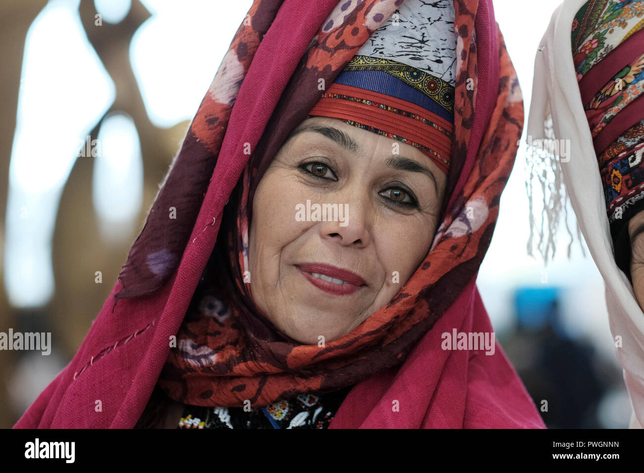 Eine usbekische Frau mit traditionellem Kopfschmuck aus der Region Surkhandarya In der Nähe der südlichen Grenze zu Tadschikistan Stockfoto