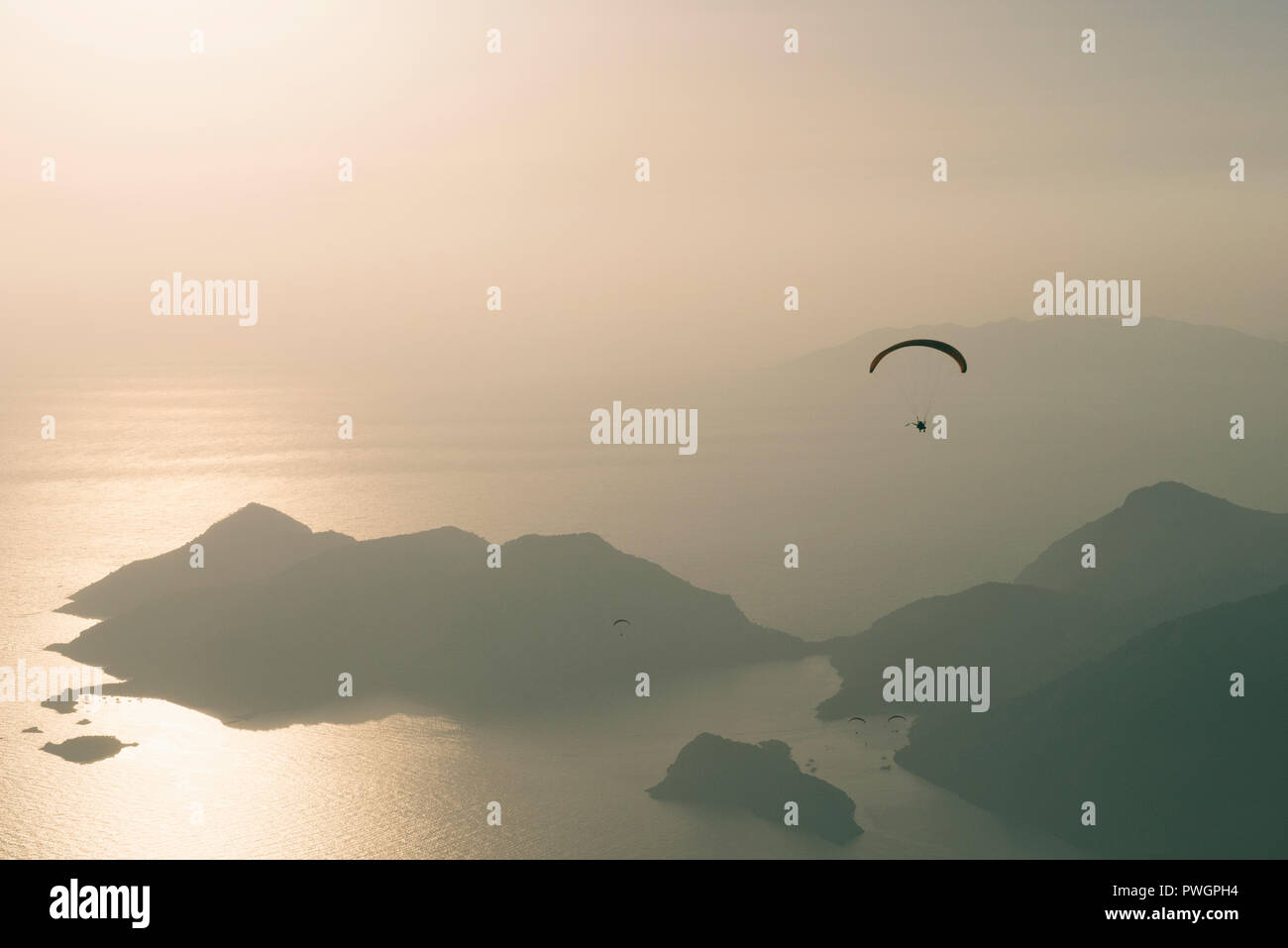 Paragliding über die Berge in Ölüdeniz Stockfoto