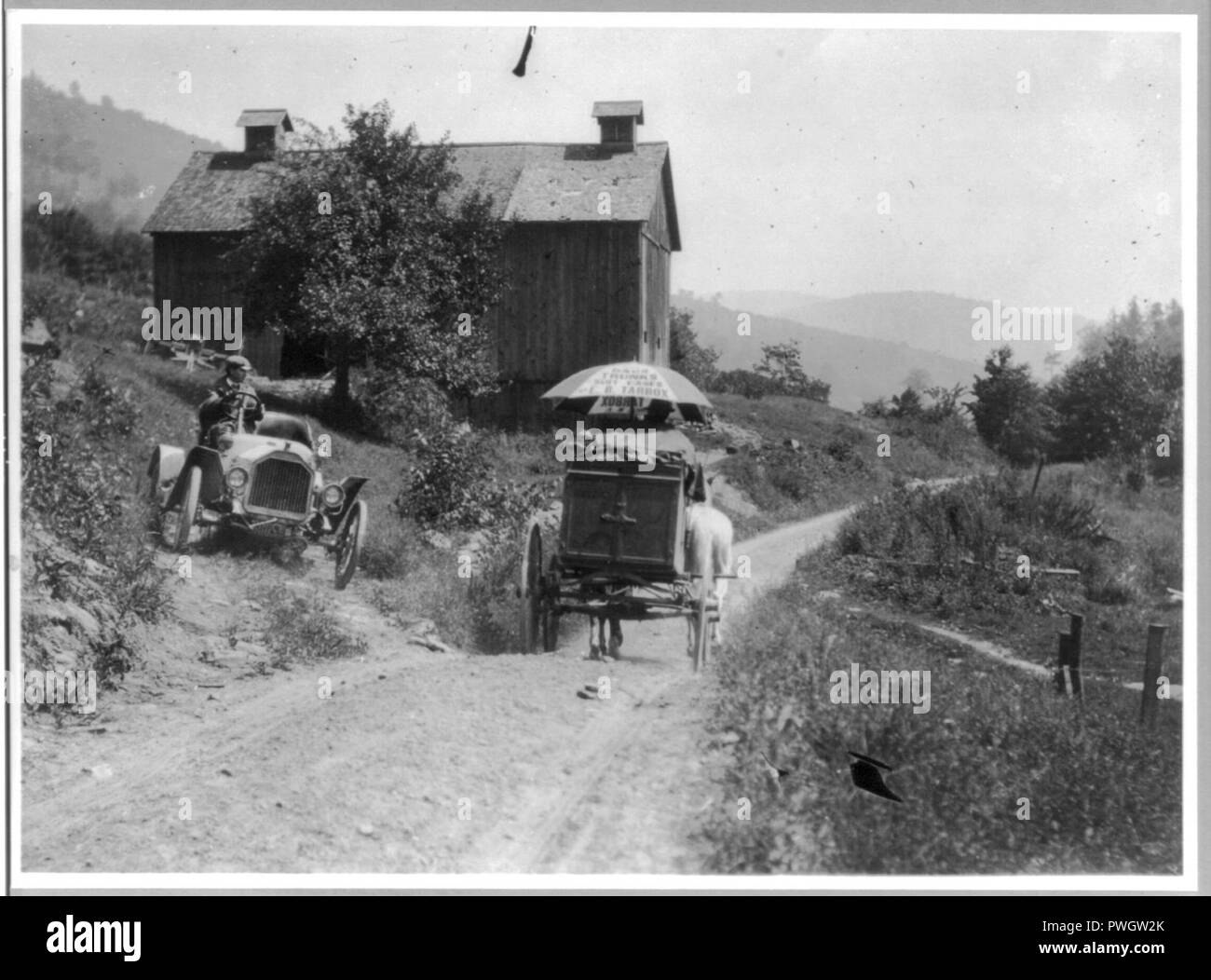 Buick roadster wartet auf Pferdewagen auf schmale Landstraße über Liberty, NEW YORK, zu Pass Stockfoto