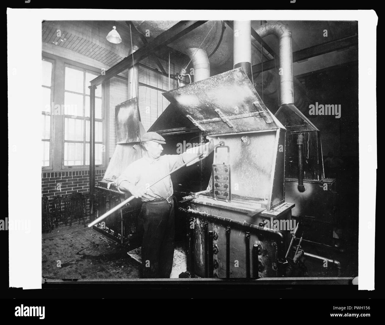 Büro Druck & Eng. Platte machen - Eintauchen in Cyanid furnance bei laudering Prozess Badewanne und Öl angrenzenden, (1914) Stockfoto