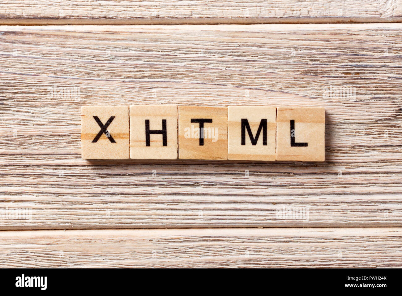 XHTML Wort auf Holz Block geschrieben. XHTML Text auf Tisch, Konzept. Stockfoto