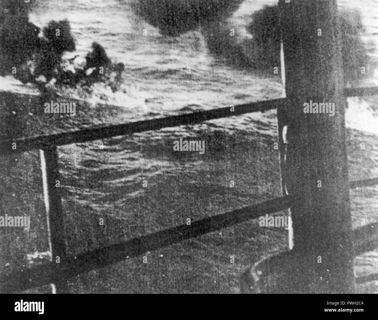 Brennende japanische Flugzeuge Wreckage während der Schlacht um die östlichen Salomonen am 24. August 1942. Stockfoto