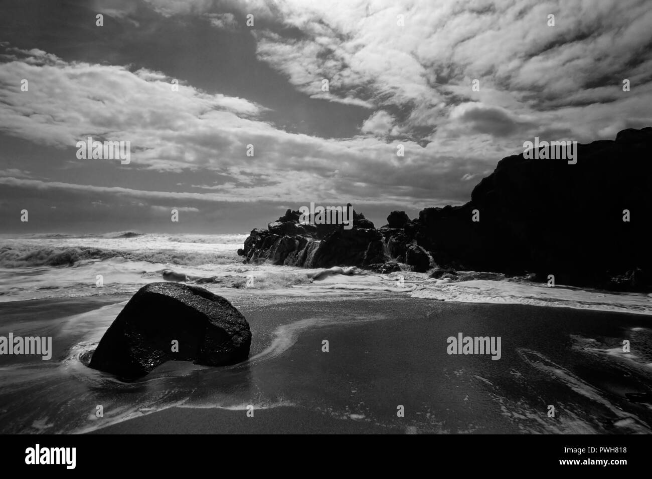 Sea Cliff gegen blauen Himmel mit weißen Wolken. Weiche mit Hintergrundbeleuchtung. Analog: 35-mm-Dia Film. Umgewandelt in Schwarz und in Weiß. Stockfoto