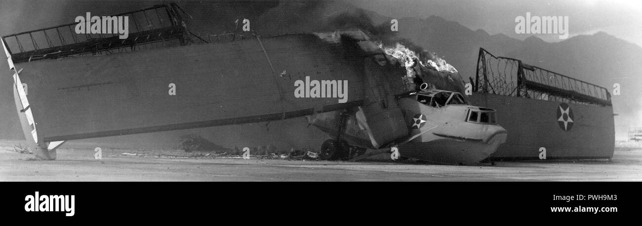 Brennende PBY mit NAS Kaneohe Bay 1941. Stockfoto