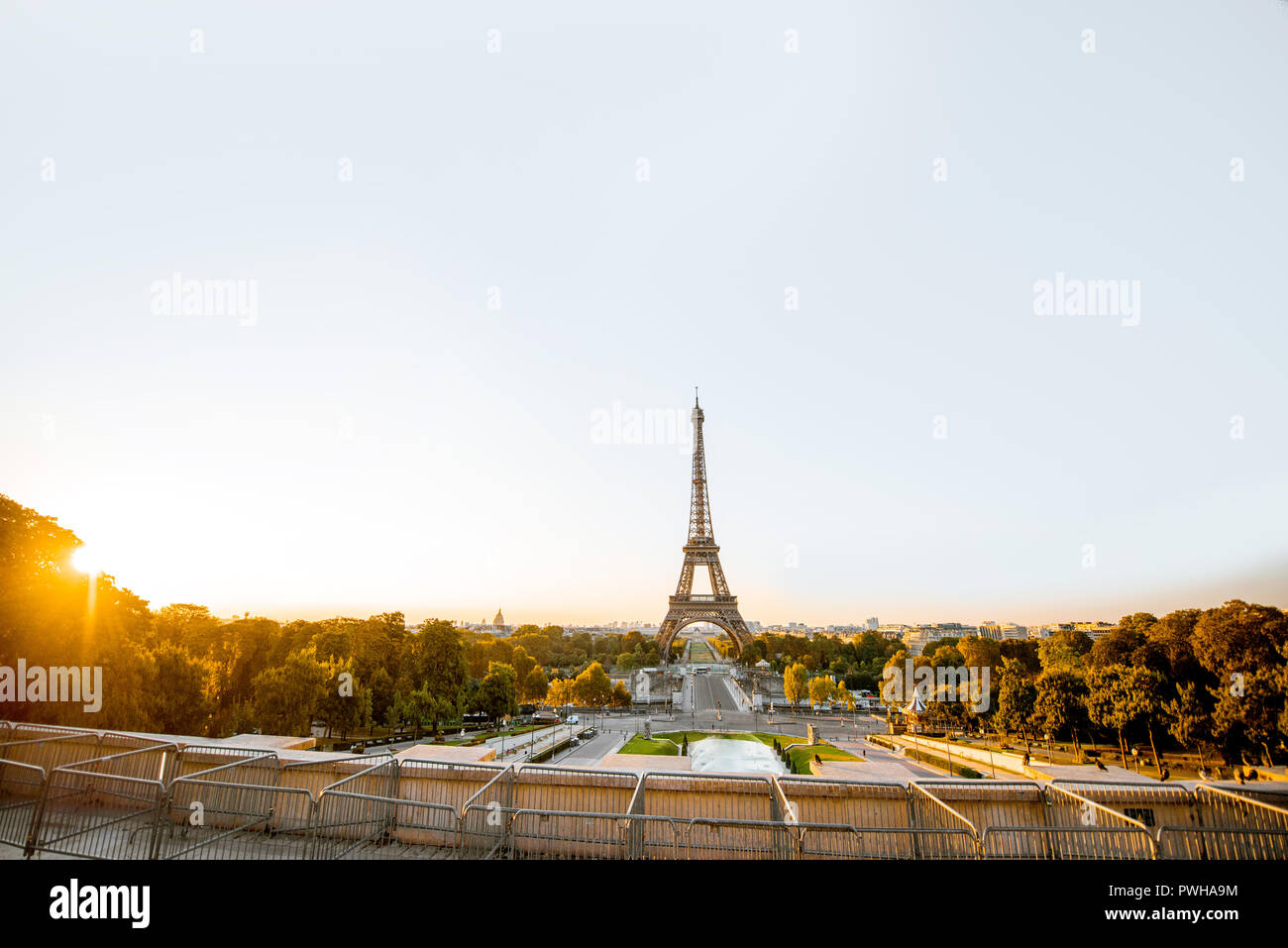 Landschaft Blick auf den Eiffelturm von Trocadero Platz während der Sunrise in Paris Stockfoto