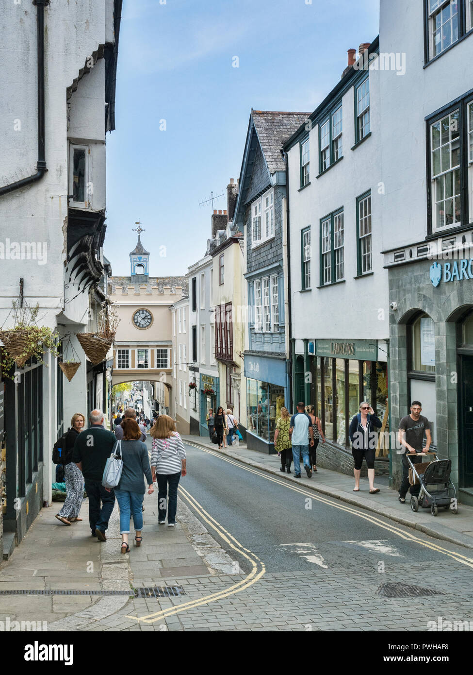 25. Mai 2018: Totnes, Devon, UK-Shopper und Touristen in der High Street. Stockfoto
