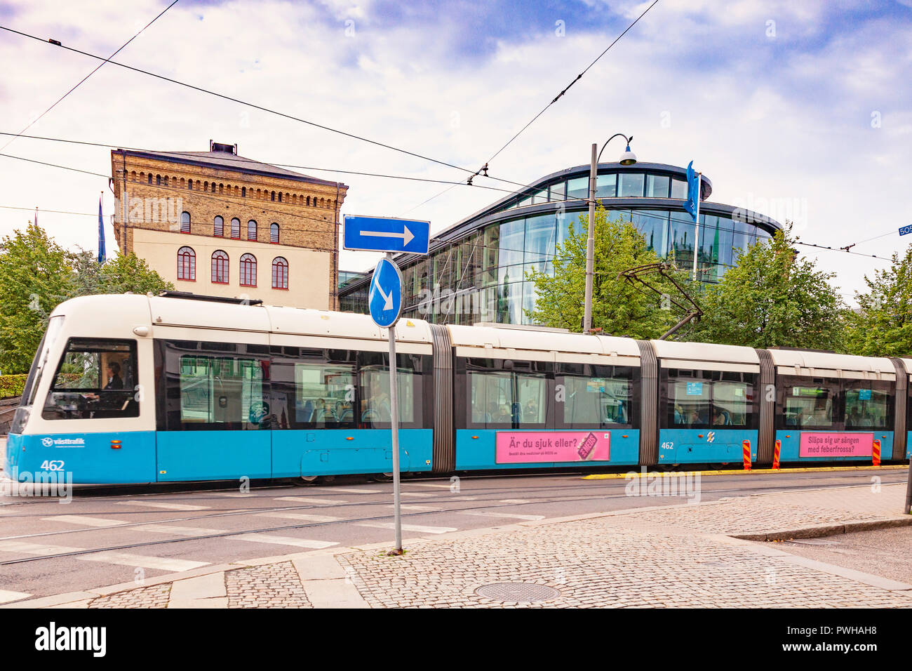 14. September 2018: Göteborg, Schweden - Straßenbahn vorbei an der Universität. Stockfoto