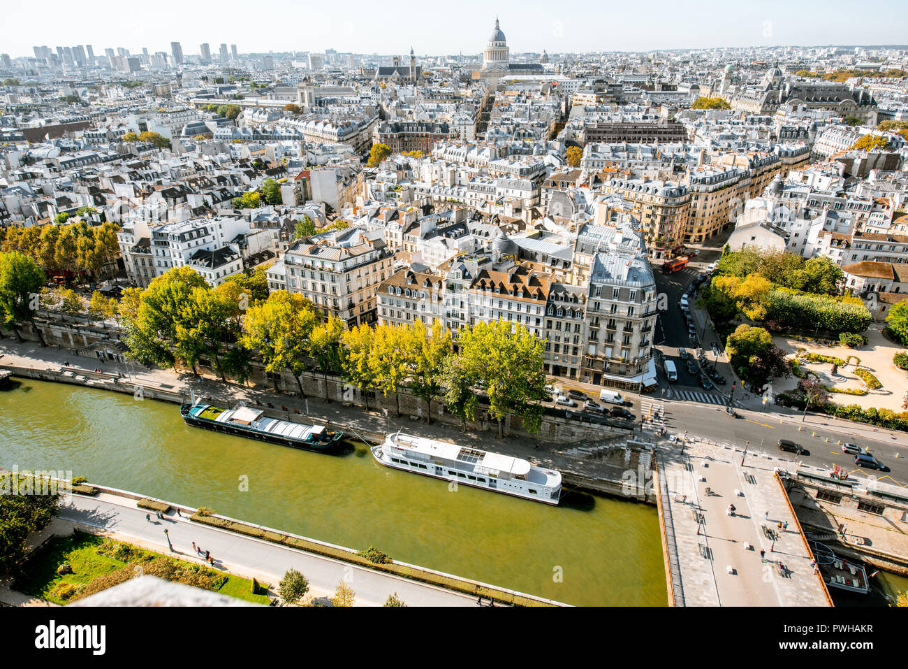 Antenne Panoramablick auf Paris aus der Kathedrale Notre-Dame im Morgenlicht in Frankreich Stockfoto
