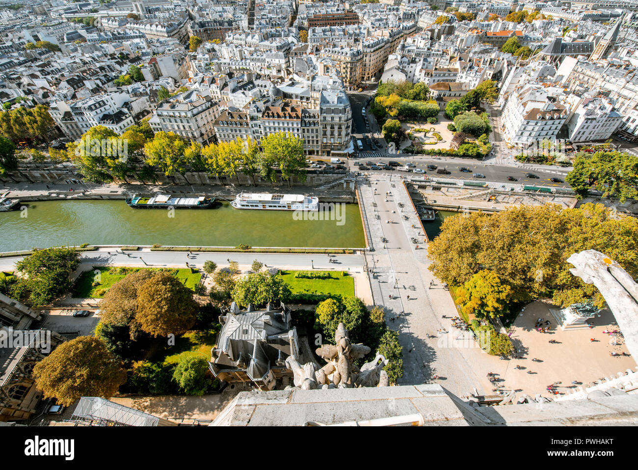 Antenne Panoramablick auf Paris aus der Kathedrale Notre-Dame im Morgenlicht in Frankreich Stockfoto