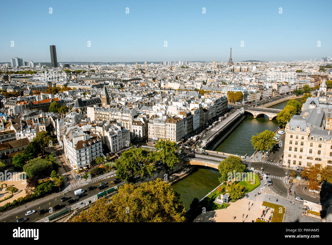 Antenne Panoramablick auf Paris aus der Kathedrale Notre-Dame im Morgenlicht in Frankreich Stockfoto