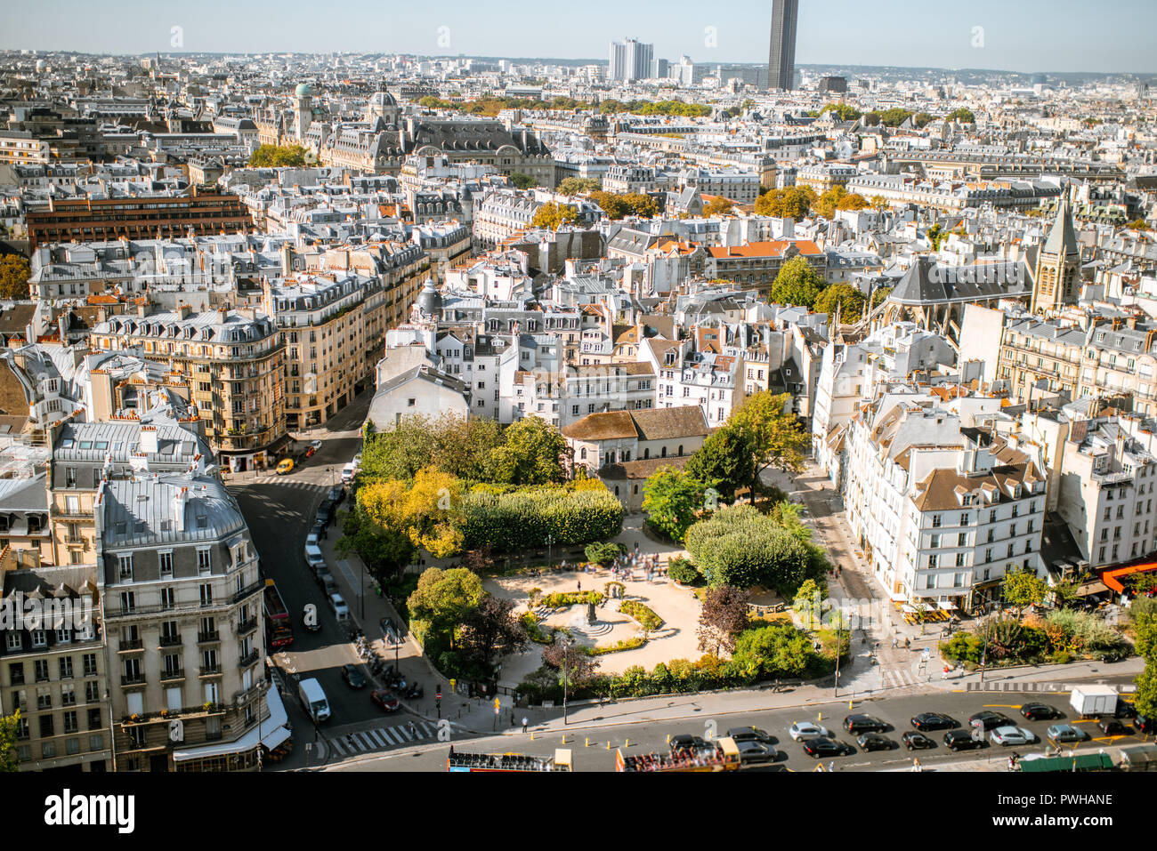 Antenne Panoramablick auf Paris aus der Kathedrale Notre-Dame im Morgenlicht in Frankreich Stockfoto