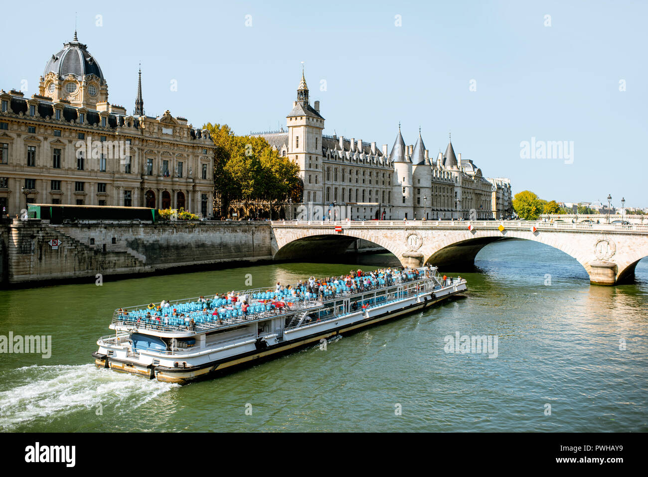 Landschaft Blick auf Seine Fluss mit Justizpalast und touristische Boot in Paris. Stockfoto