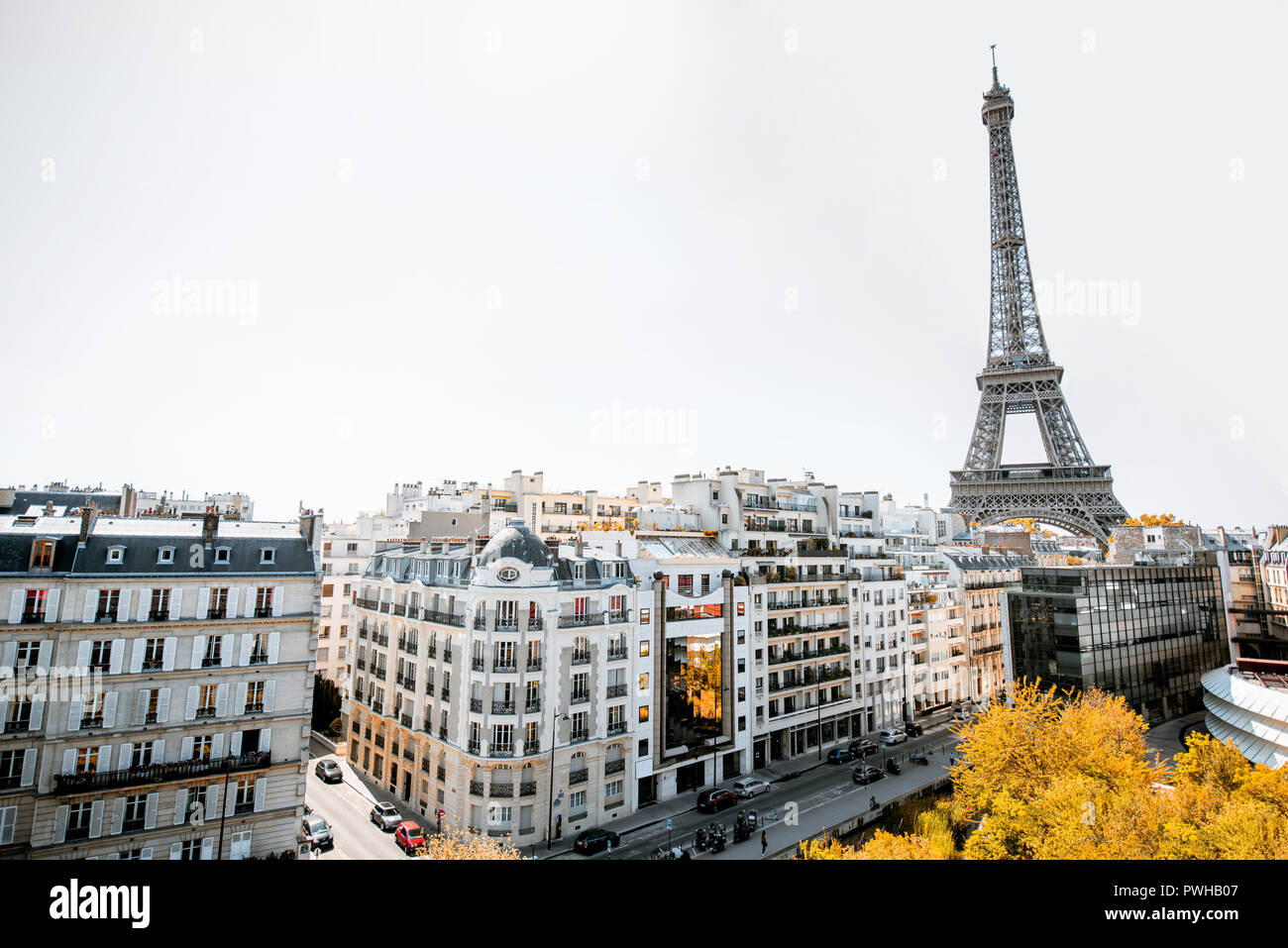 Schöne Stadtbild Blick mit Wohnbauten und Eiffelturm bei Tageslicht in Paris Stockfoto