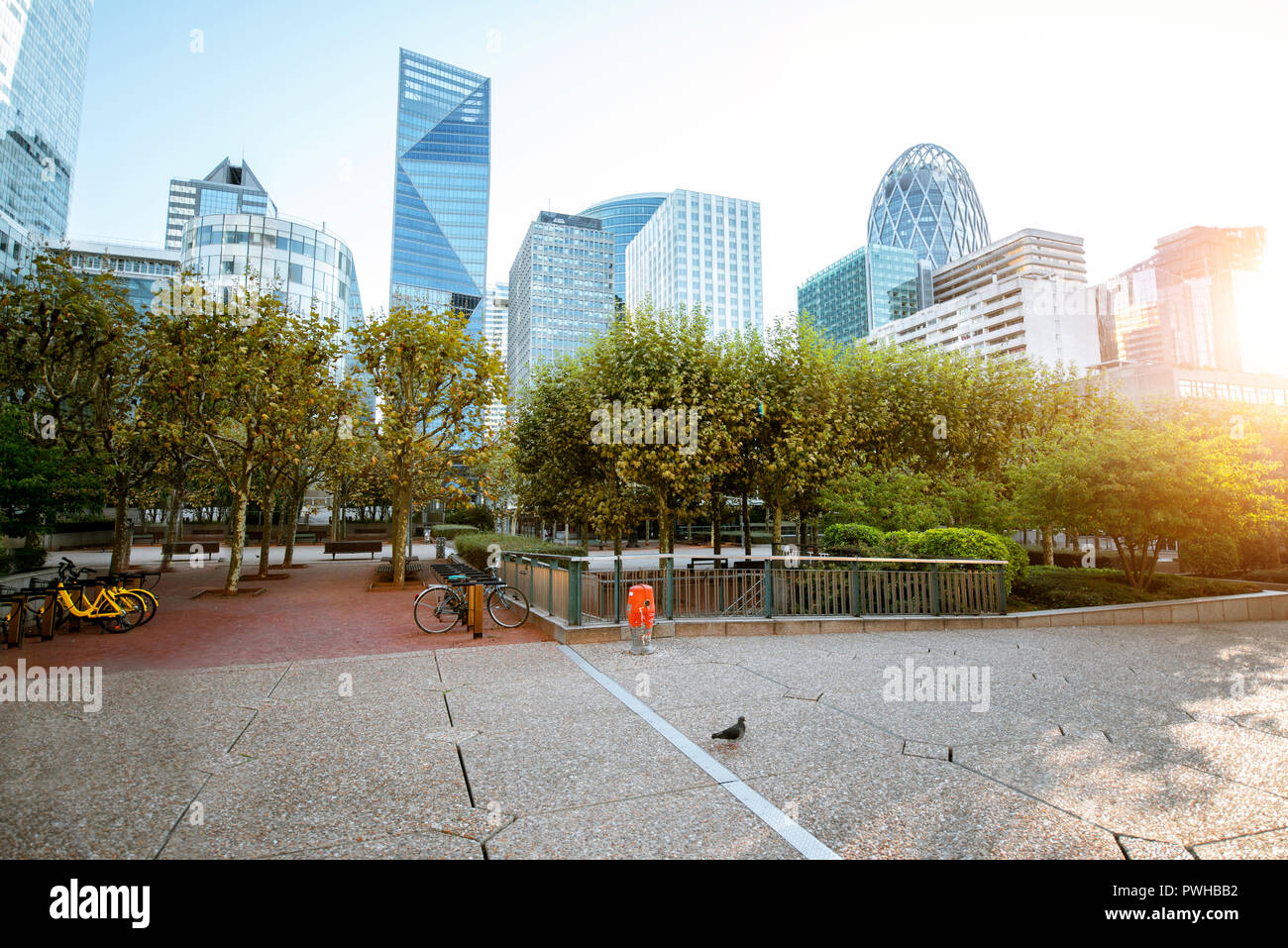 Skyline mit schönen Wolkenkratzer in La Defense Financial District während der Morgen in Paris Stockfoto