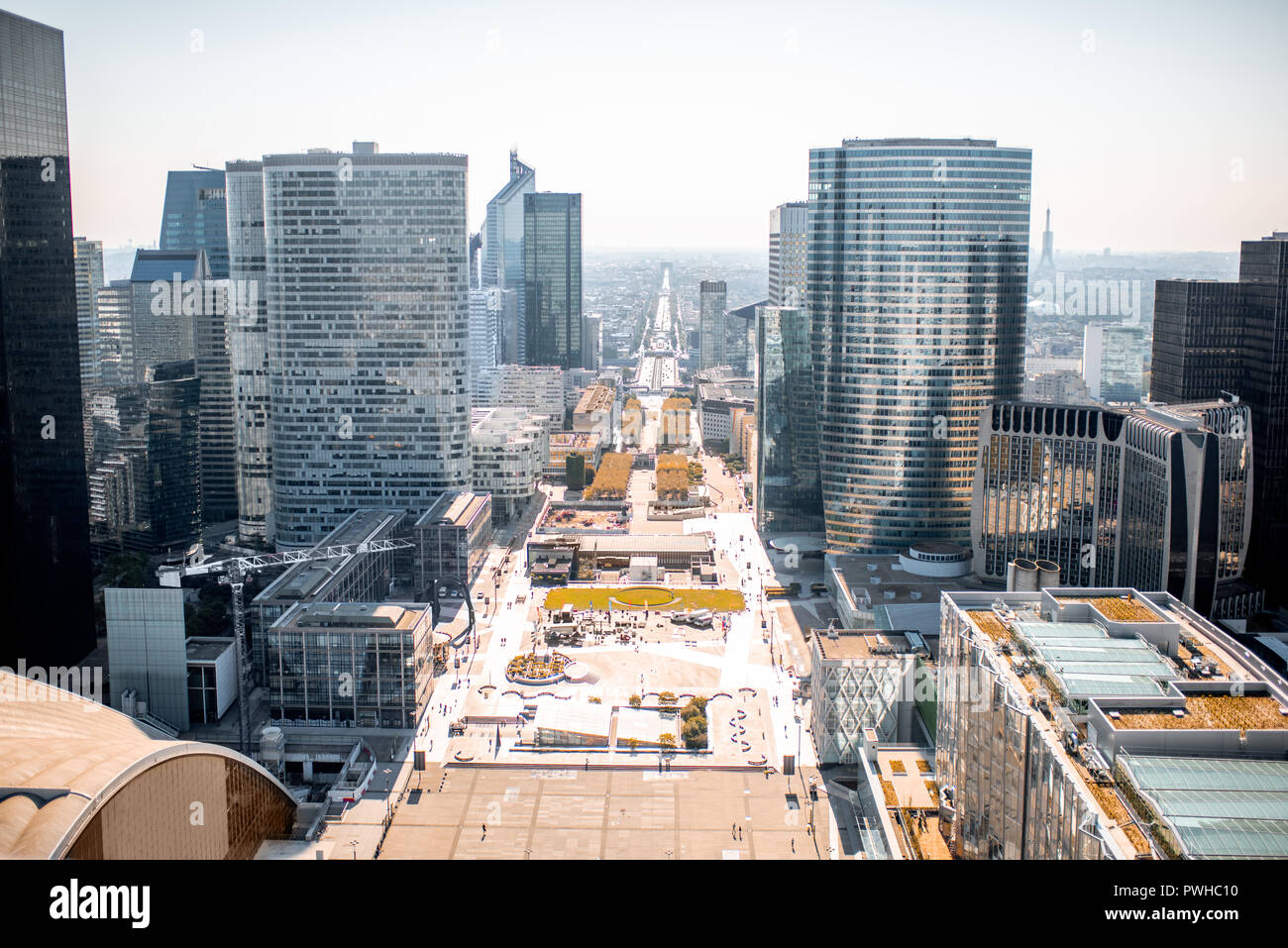 Antenne morgen Blick von La Defense Financial District mit schönen Wolkenkratzer in Paris. Stockfoto
