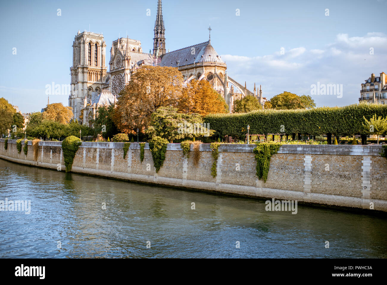 Stadtbild Blick auf die berühmte Kathedrale Notre-Dame auf Seine Fluss während der Morgen in Paris, Frankreich Stockfoto