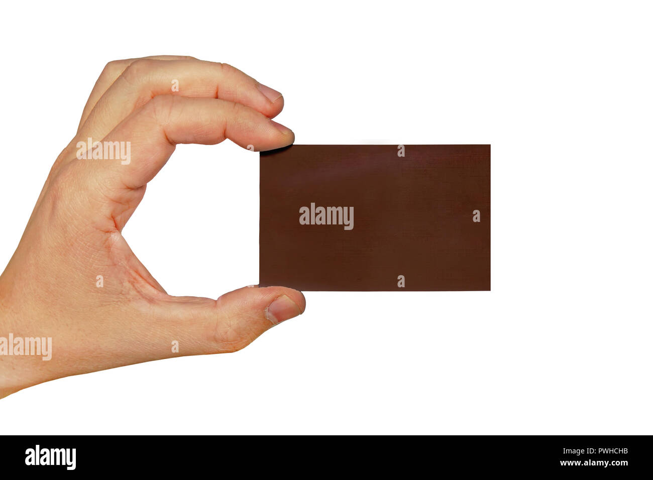 Hand, die eine Visitenkarte auf weißem Hintergrund. Dunkelbraun Visitenkarte in männlicher Hand auf weißem Hintergrund Stockfoto