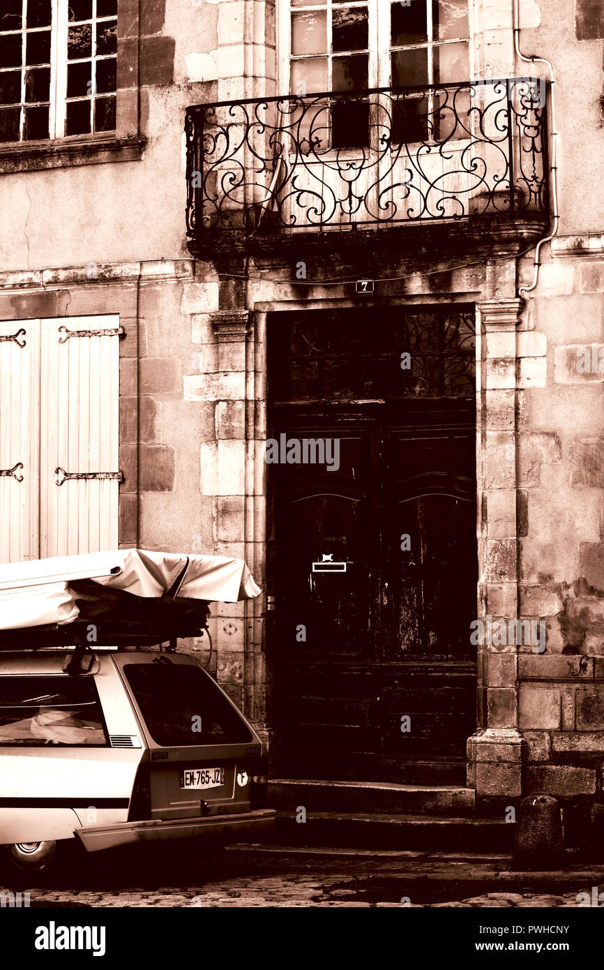 Ein typischer Abend street scene Im alten mittelalterlichen Dorf von Confolens, Frankreich Stockfoto