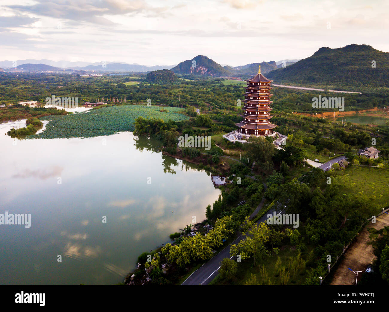 Chinesische park mit Lotus Blumen See Luftbild Stockfoto