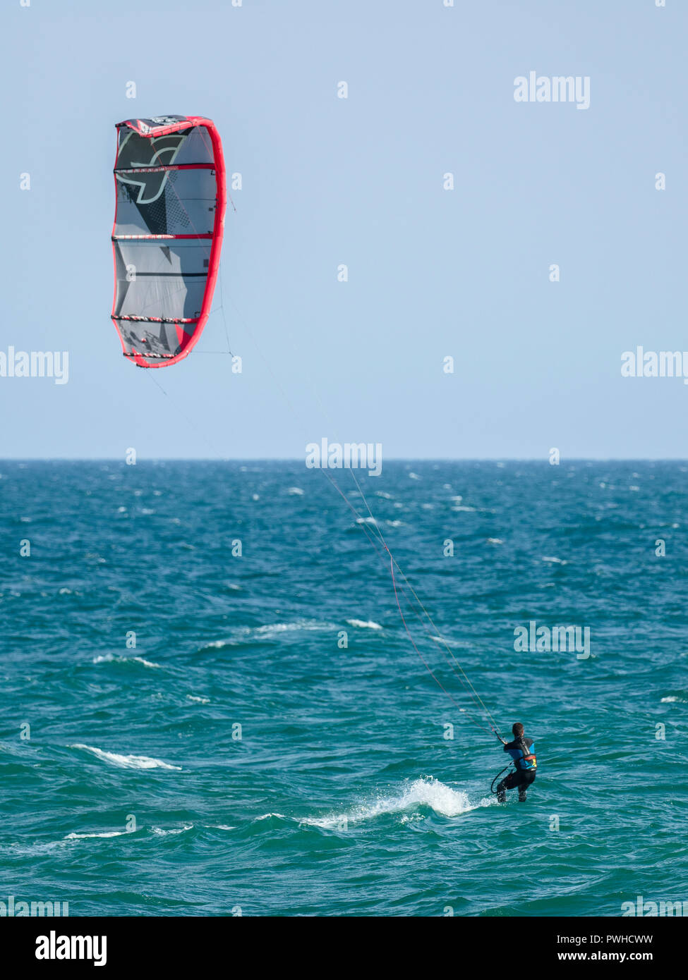 Kite Surfer auf blauen Wasser des Atlantischen Ozeans in der Algarve, Portugal Stockfoto