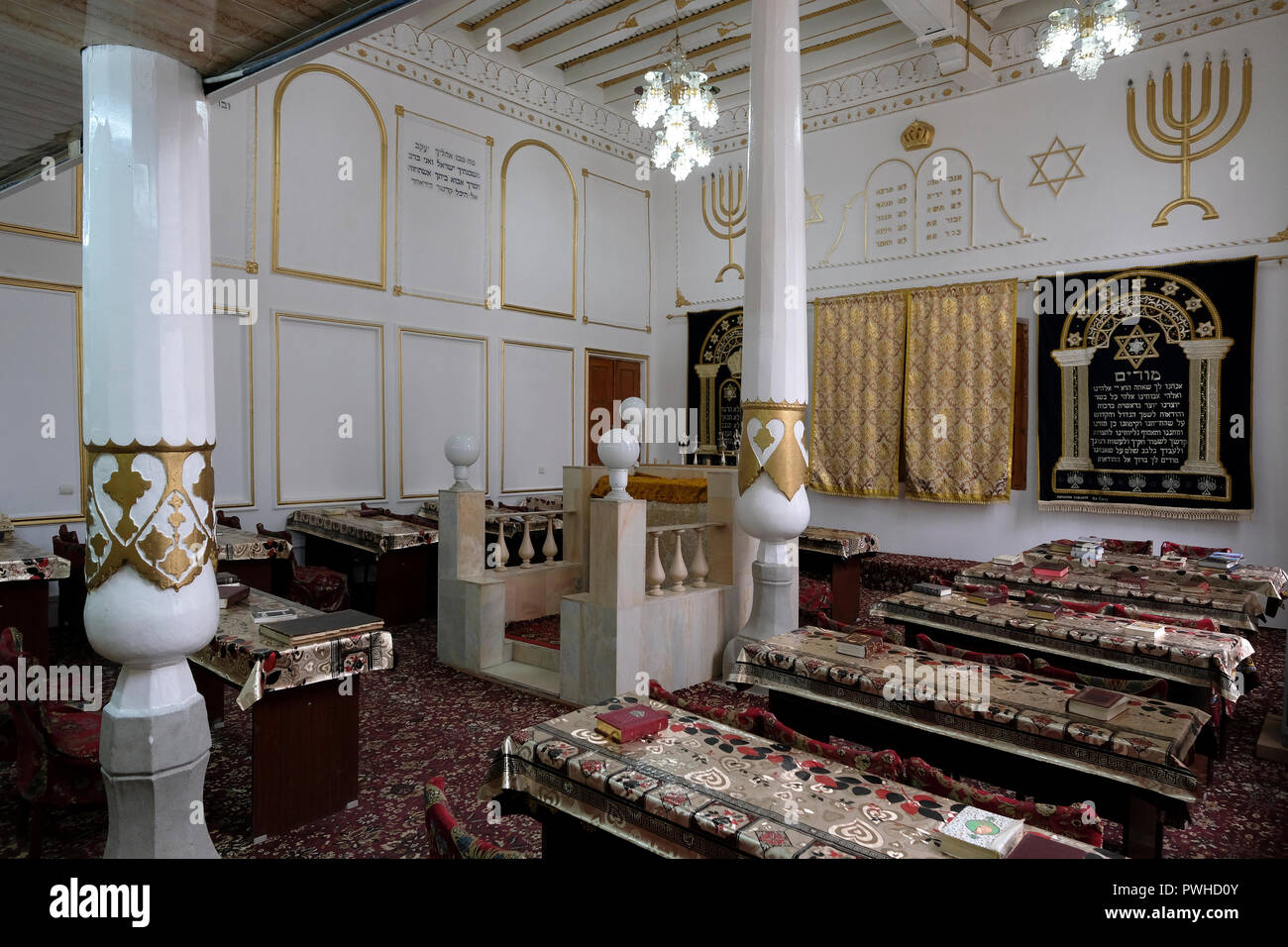Innenraum der Ateret Hiskia jüdische Synagoge, die stammt aus dem 16. Jahrhundert in der Stadt Samarkand, Buchara im 19. und frühen 20. Jahrhundert in Usbekistan. Auswanderung nach Israel und der Westen hat eine rasch schwindende Jüdische Gemeinschaft in Buchara Links, und nur etwa 500 Juden in der Stadt bleiben. Stockfoto