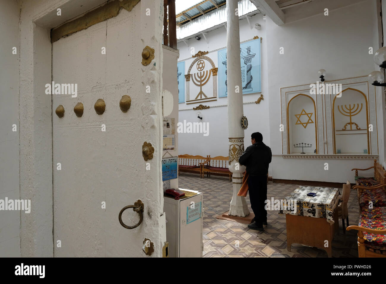 Eingang zum alten Buchara jüdische Synagoge, die stammt aus dem 16. Jahrhundert in der Stadt Samarkand, Buchara im 19. und frühen 20. Jahrhundert in Usbekistan. Auswanderung nach Israel und der Westen hat eine rasch schwindende Jüdische Gemeinschaft in Buchara Links, und nur etwa 500 Juden in der Stadt bleiben. Stockfoto