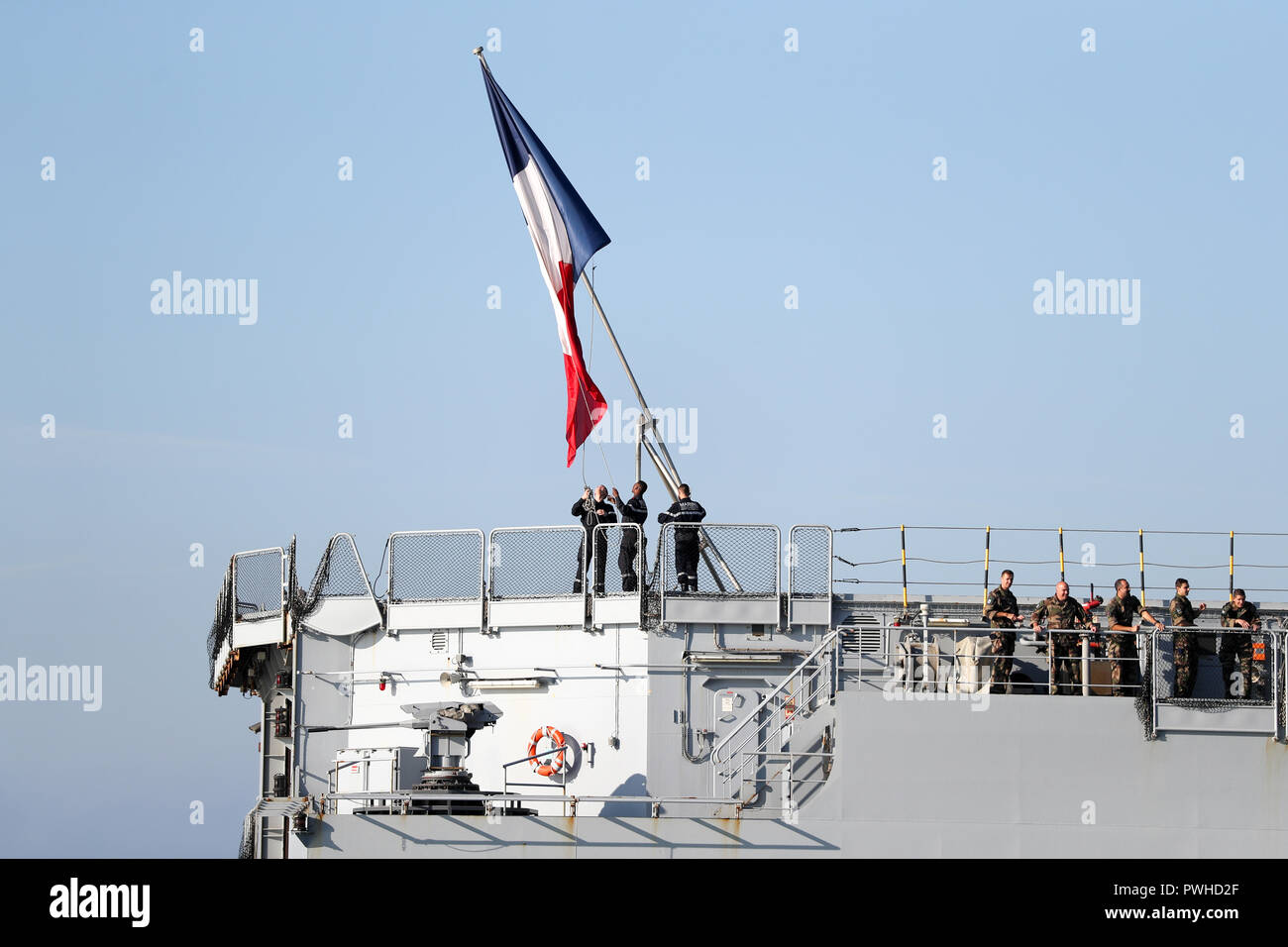 Die französische Trikolore ist Gehisst, wie die Französische Marine amphibisches Schiff und Hubschrauber Carrier, FS Dixmude, in Portsmouth Hafen ankommt. Stockfoto