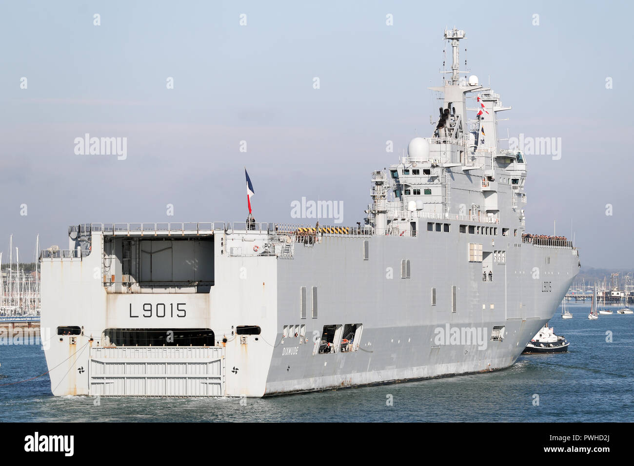 Die Franzosische Marine Amphibisches Schiff Und Hubschrauber Carrier Fs Dixmude Kommt In Portsmouth Hafen Stockfotografie Alamy