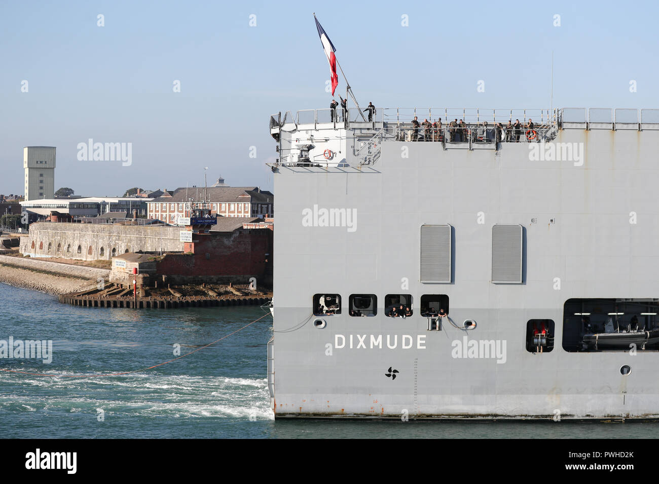 Die französische Trikolore ist Gehisst, wie die Französische Marine amphibisches Schiff und Hubschrauber Carrier, FS Dixmude, in Portsmouth Hafen ankommt. Stockfoto