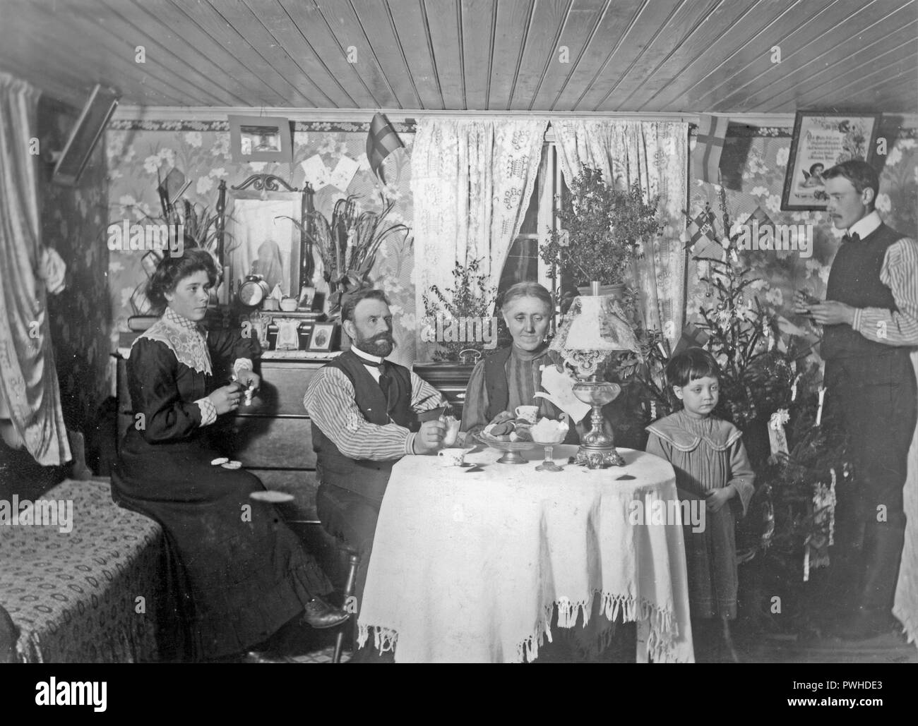 Weihnachten 1906. Die Familie feiert Weihnachten und ist hier dargestellt, Kaffee und Essen Kekse. Schweden 1906 Stockfoto