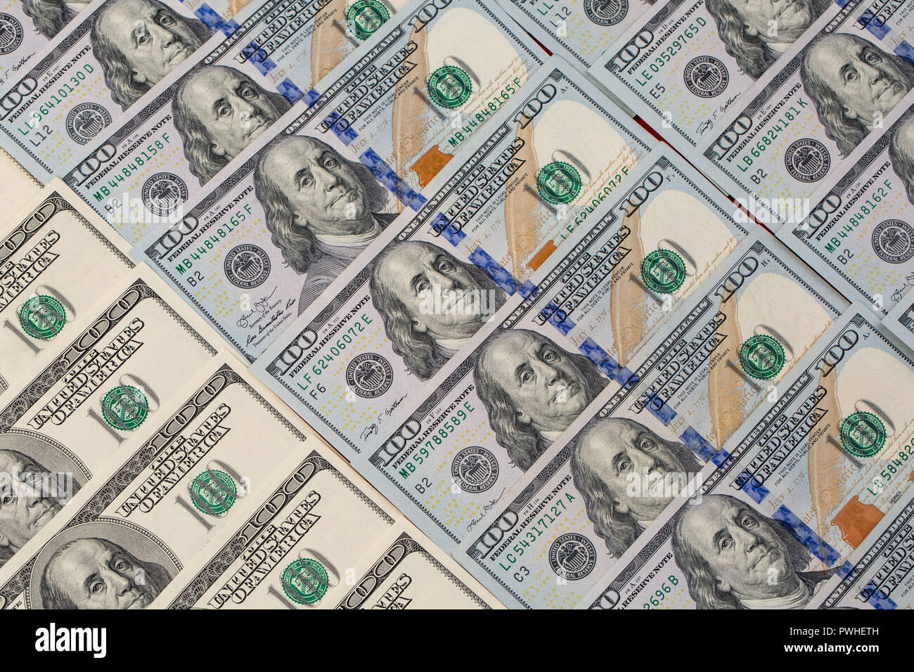 Ein Haufen von amerikanischen Papier 100-Dollar-Scheine als Element des internationalen Finanzsystems. Neue und alte Banknoten Stockfoto