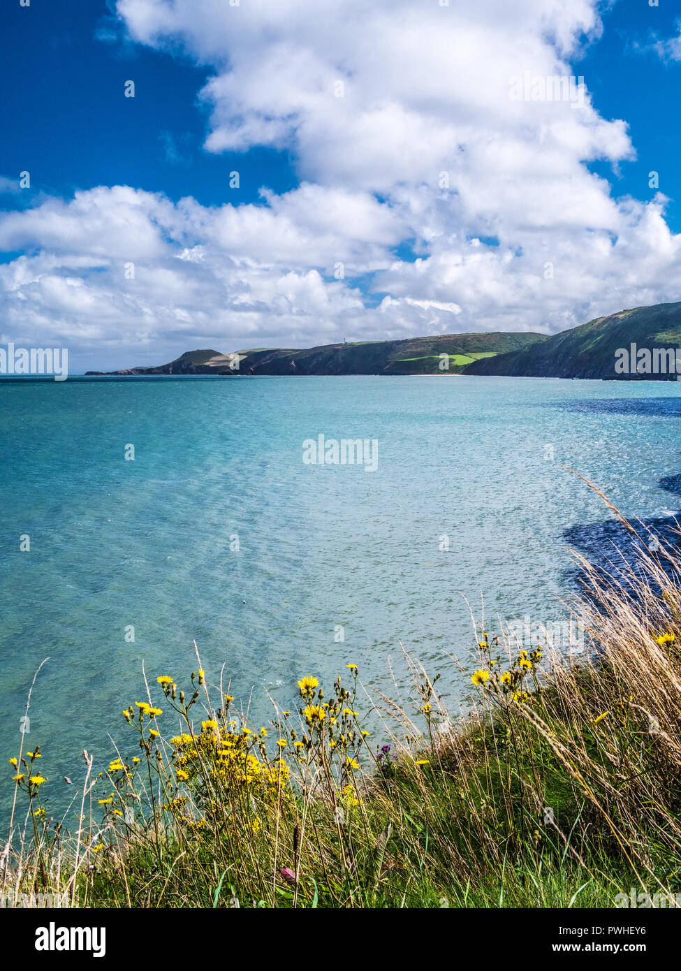 Blick von der Küste weg in Richtung tresaith an der walisischen Küste in Ceredigion. Stockfoto Blick von der Küste weg in Richtung tresaith an der walisischen Küste in Ceredigion. Stockfoto