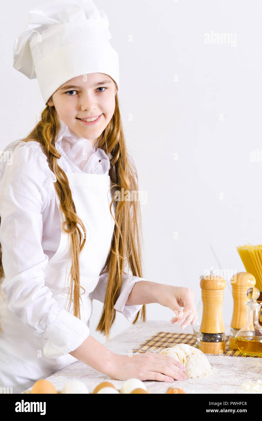 Süße Mädchen in Kochmütze backen in der Küche Stockfoto