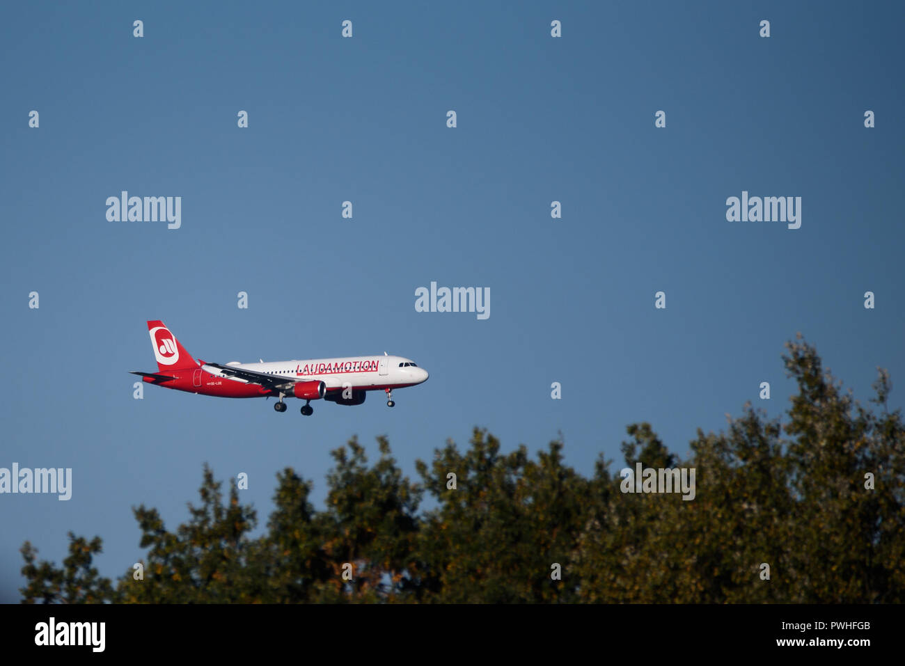 13.10.2018. HAMBURG, DEUTSCHLAND. Laudamotion Airbus A320-200 Flugzeug vor der Landung am Flughafen Hamburg. Stockfoto