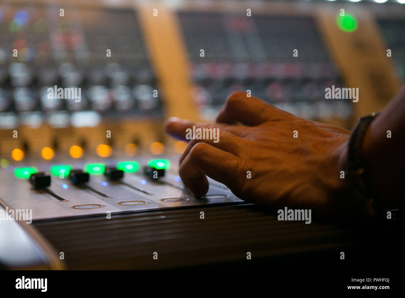 Sound Schreibtisch mit Hand mit den Klangreglern Stockfoto