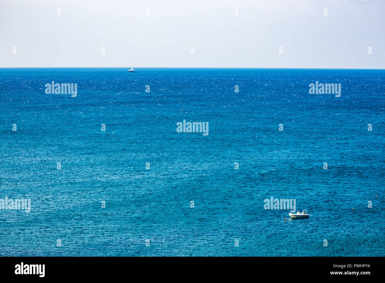 Zwei Boote im blauen Wasser der Adria in einer klaren aber windigen Frühlingstag, an der Rückseite Boot konzentrieren. Ruhige Szene, crystal Hintergrund Stockfoto