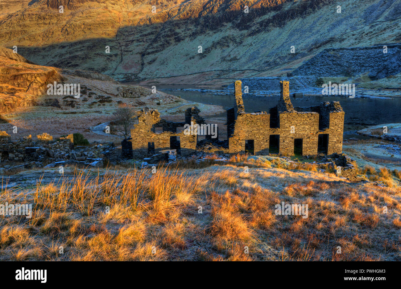 Die Überreste der schiefergrube Arbeitnehmer Cottages am Rande des Cwmorthin See in der Nähe von Blaenau Ffestiniog. Stockfoto