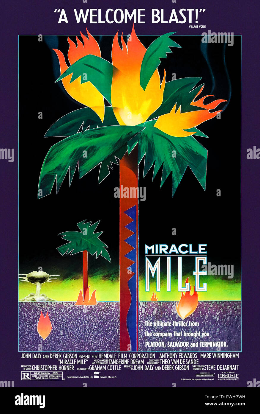 Miracle Mile (1988) von Steve De Jarnatt Regie und Hauptdarsteller Anthony Edwards, Mare Winningham, John Agar und Lou Hancock. Ein Mann entdeckt eine Atombombe in Los Angeles in 70 Minuten geschlagen und versucht, eine Frau, die er sich verliebt hat, so dass Sie gemeinsam entkommen kann, zu finden. Stockfoto