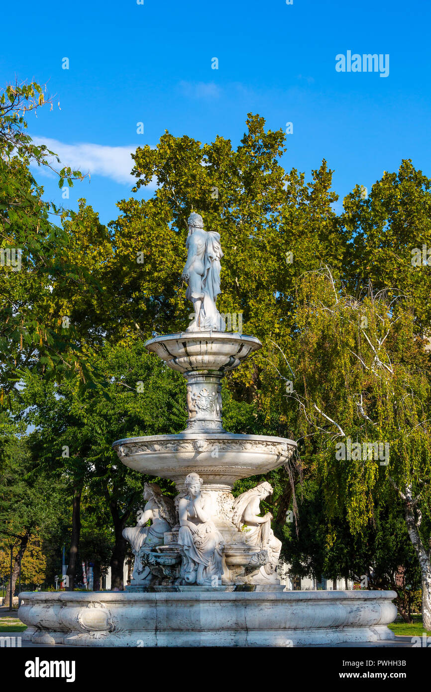 Der erste Brunnen in Budapest. Neu Alte Donau Brunnen im Park von Budapest, in unseren Tagen. Stockfoto