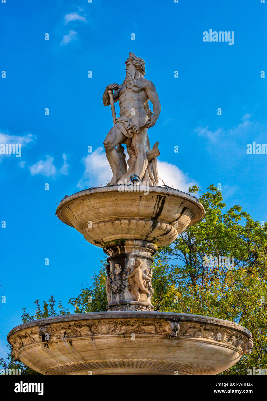 Fragment der Ersten Brunnen in Budapest. Neu Alte Donau Brunnen im Park von Budapest, in unseren Tagen. Stockfoto