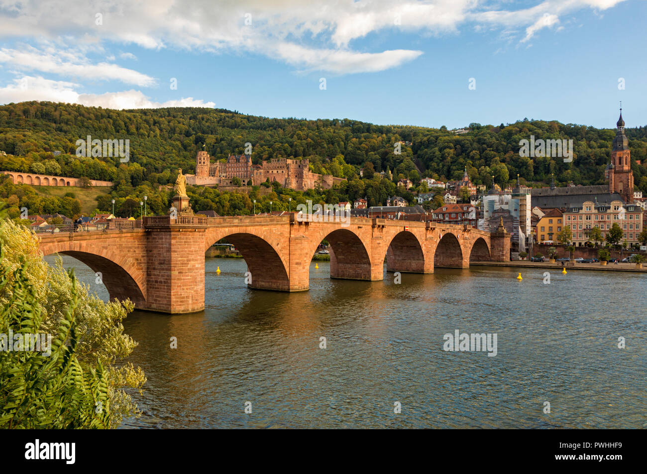 Alte Brücke über den Neckar, die Ruinen der Burg und die Altstadt von Heidelberg, Deutschland Stockfoto