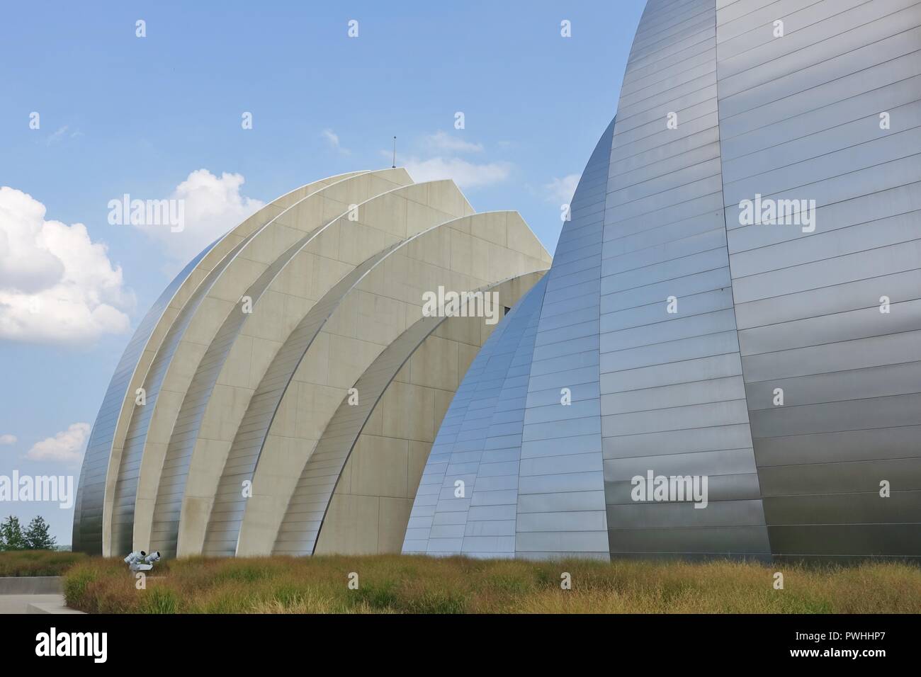 KANSAS CITY, MO-Ansicht der Kauffman Center für Darstellende Kunst in Kansas City, Missouri entfernt. Stockfoto