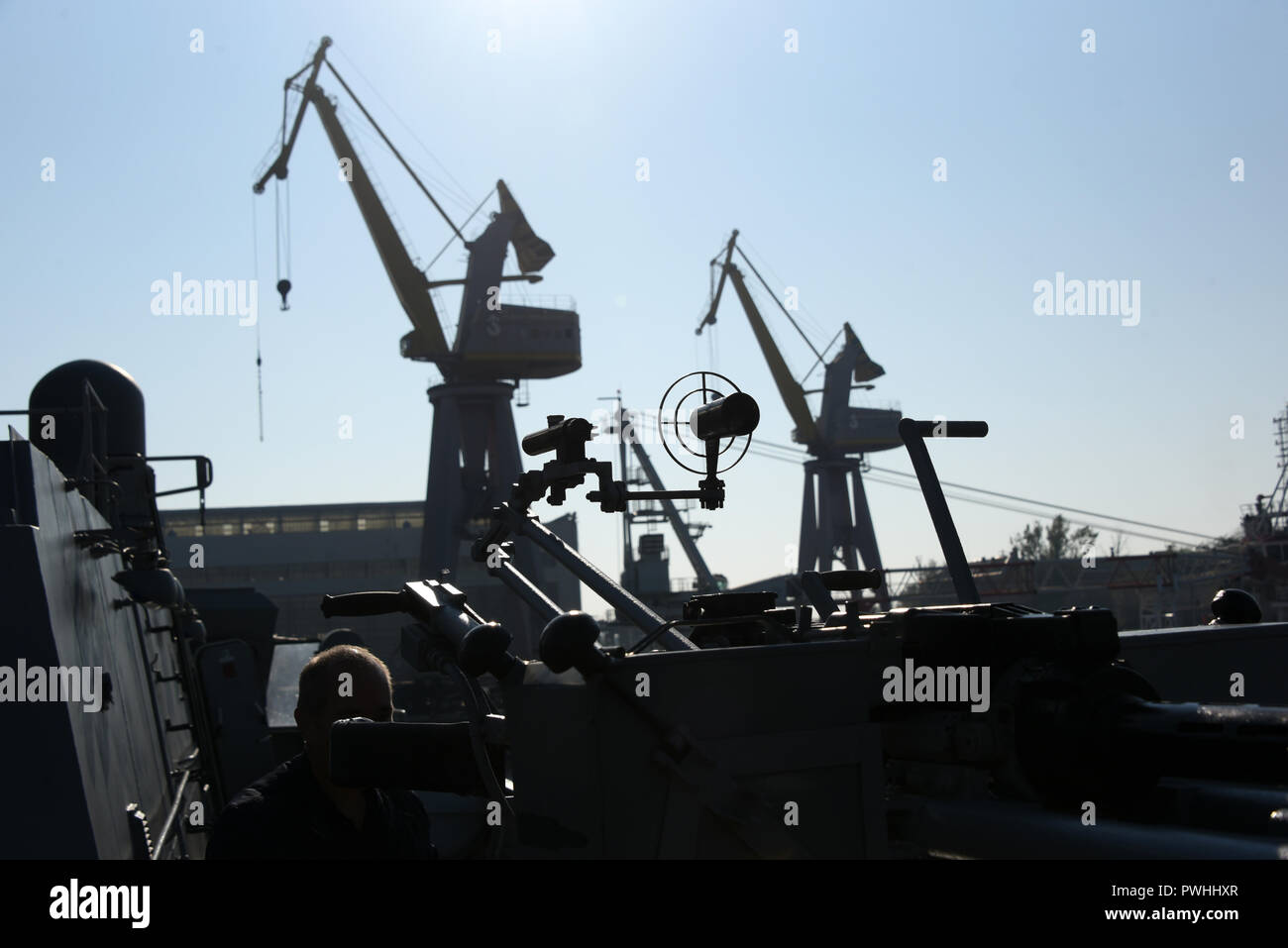 Russische Marine corvette Kriegsschiffe am Marinestützpunkt der Kaspischen Flottille in in Astrachan, Russland. Stockfoto