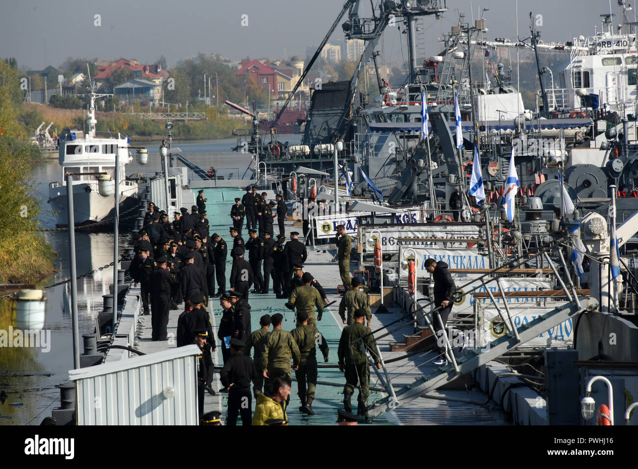 Russische Marine Offiziere an der Pier am Marinestützpunkt der Kaspischen Flottille in in Astrachan, Russland. Stockfoto